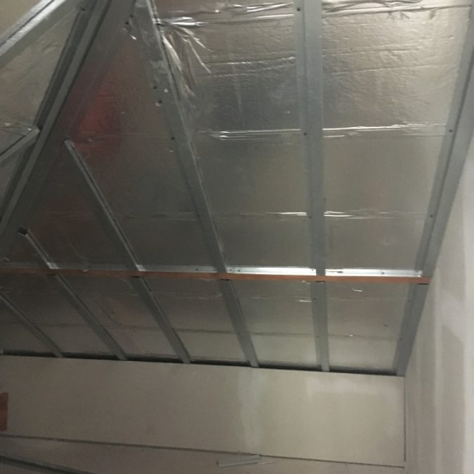 ISOALTION SOUS TOITURE AVEC RAILLAGE POUR HABILLAGE LAMBRI BOIS OU PVC 2 675X675 | Balbimax Isolation sous toiture Mulhouse 2